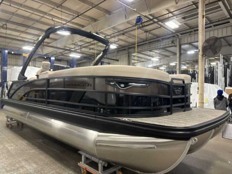 2026 Bennington 24MCSB - Center Swingback - Carbon Fiber Arch!!! US-ETWS9308J526 [photo 1]